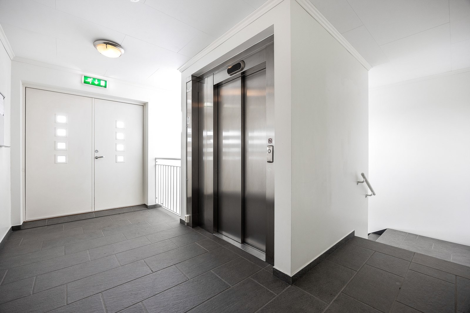 Bygget har heis, noe som gir trinnfri adkomst fra garasjen og opp til leiligheten. Galleribilde