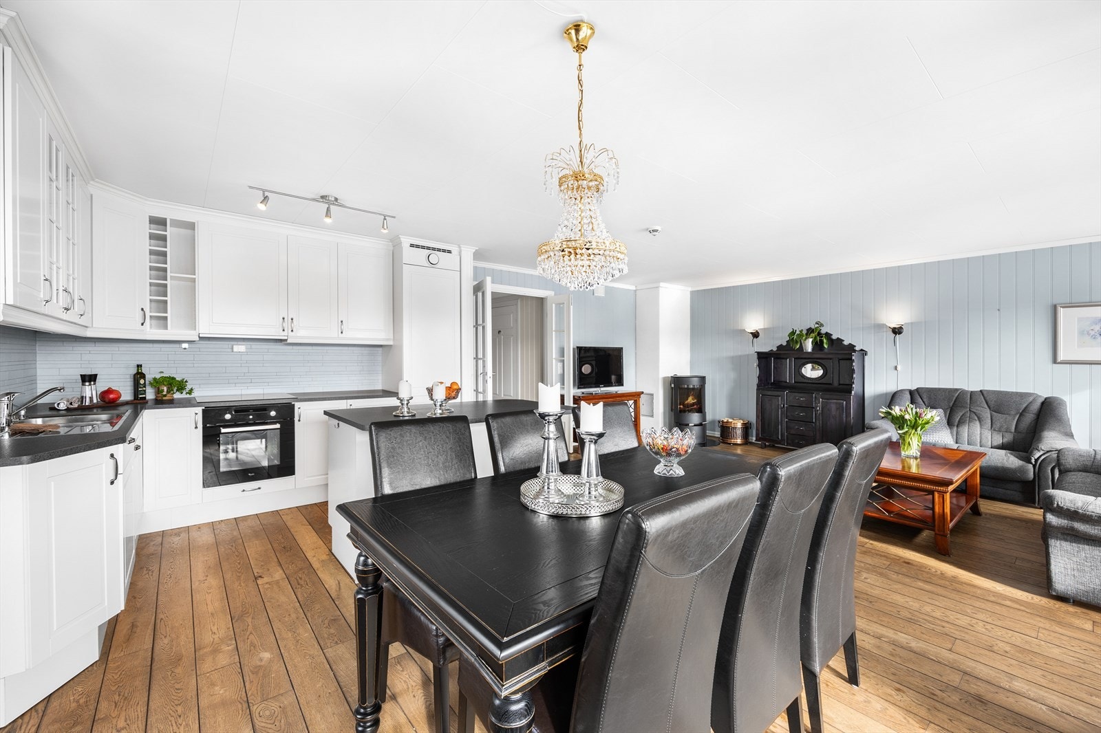 Kjøkkenet har en praktisk utforming og en kjøkkenøy som skaper en naturlig avdeler mot resten av rommet. Galleribilde