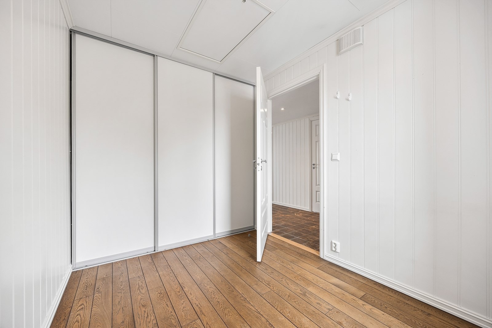 Skyvedørsgarderobe med mye oppbevaringsplass. Galleribilde