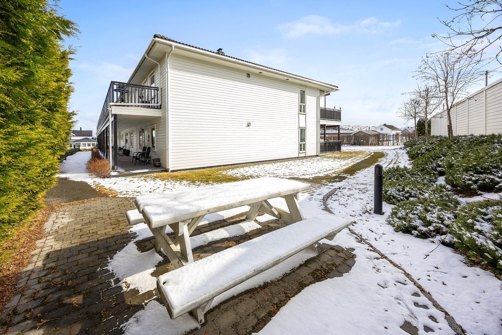 Byggets utvendige fasade ble malt sommeren 2024. Galleribilde