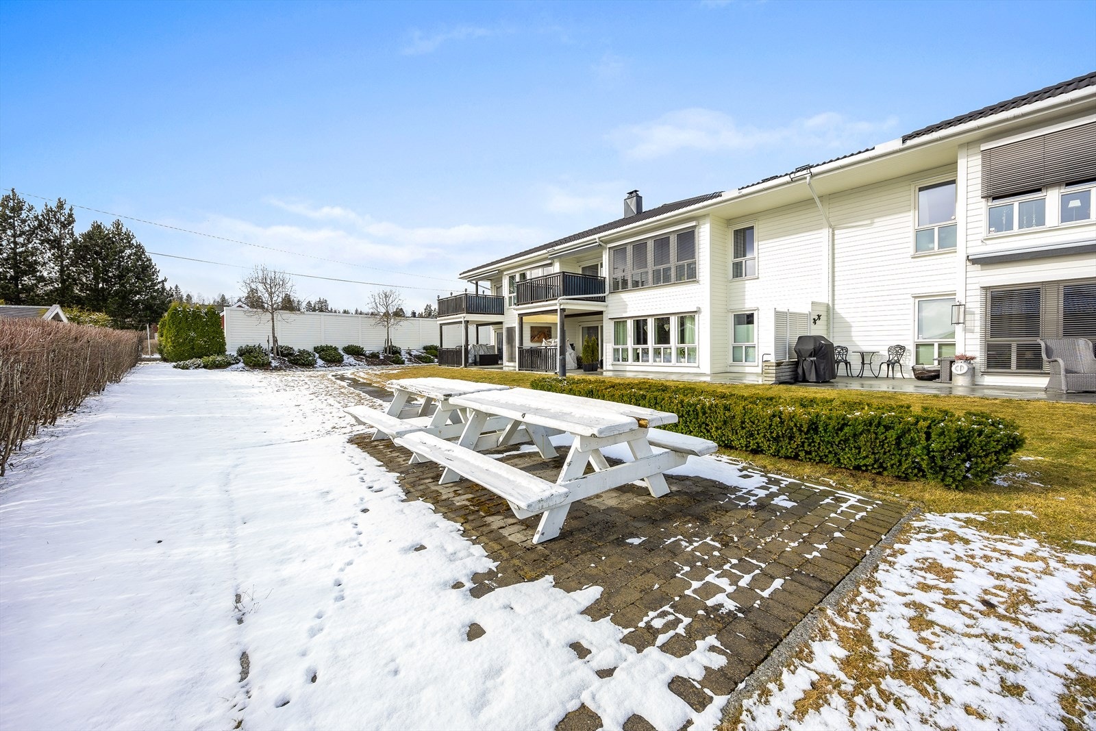 Fellesarealene er pent opparbeidet med plen og sittegrupper. Galleribilde