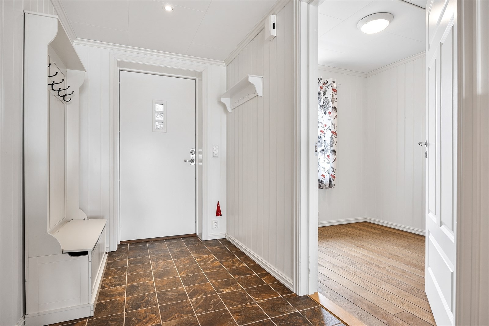 Hyggelig entré med mulighet for oppheng av yttertøy og plassering av sko. Galleribilde