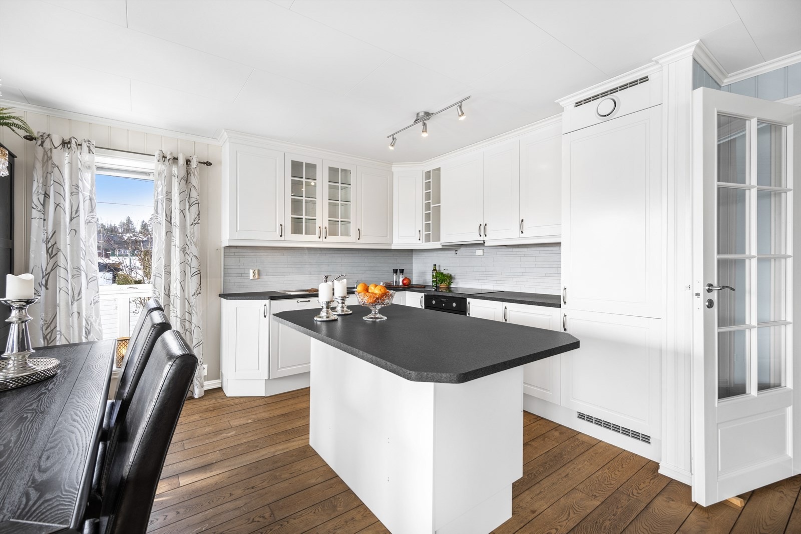 Rikelig med skap- og benkeplass, samt integrerte hvitevarer som koketopp, stekeovn, oppvaskmaskin og kjøleskap. Galleribilde