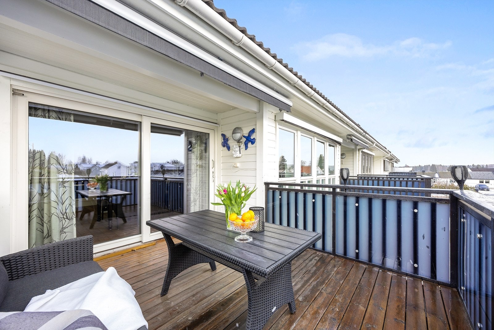 Store skyvedører i glass gir en enorm romfølelse inne i stuen. Galleribilde