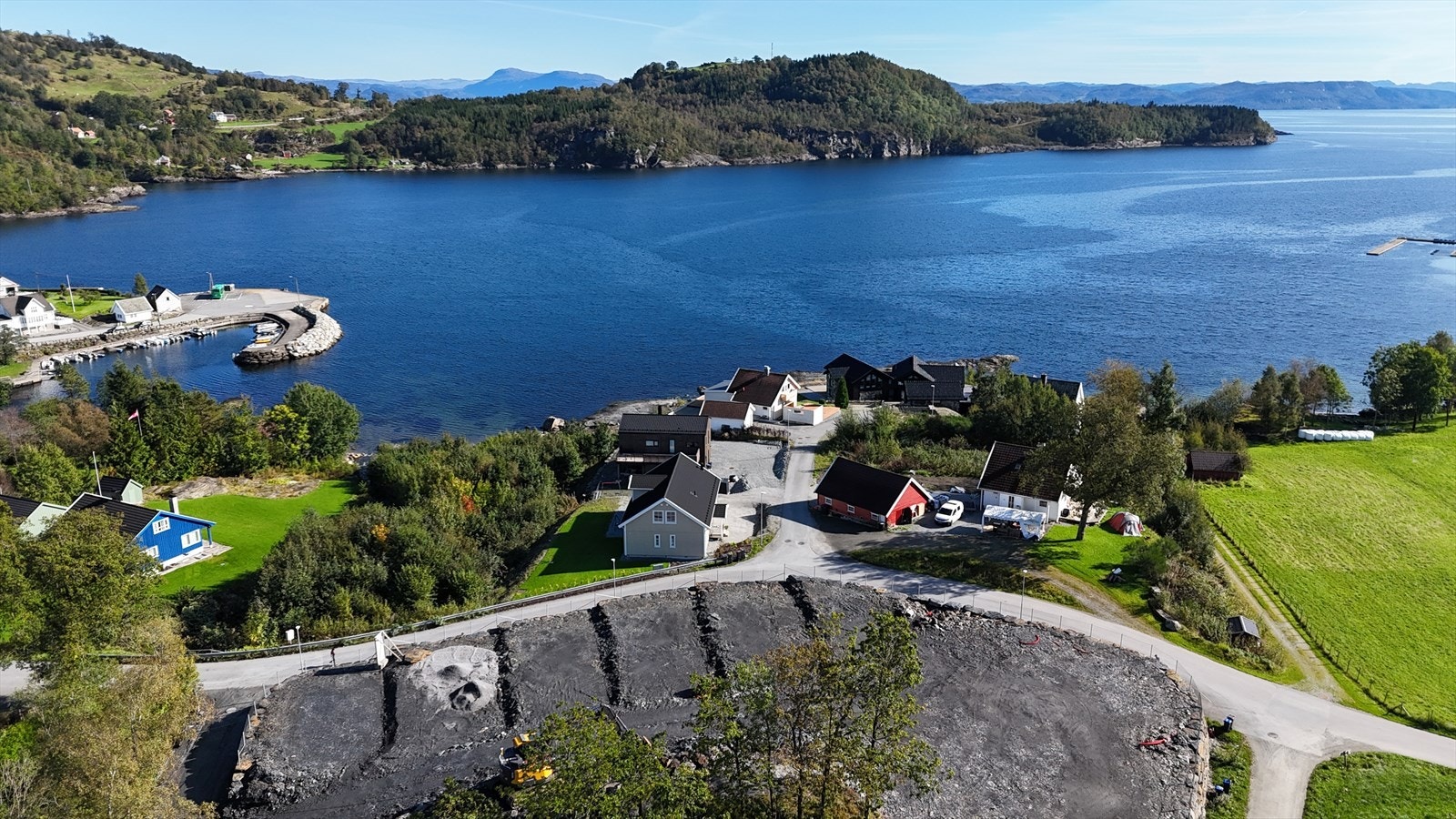 Eiendommen ligger også i nærheten av sjøen, med gode muligheter for bading, fiske og et aktivt friluftsliv året rundt. Galleribilde