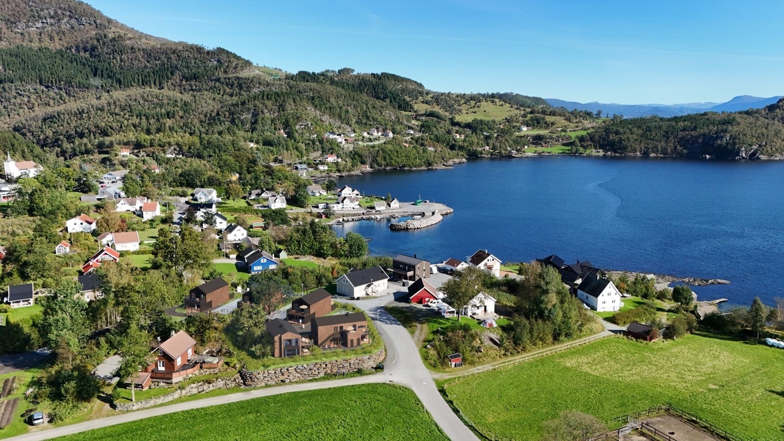 Attraktivt ferieparadis i storslått natur, tomt på 6056m² for både fritids-og helårsbruk Galleribilde