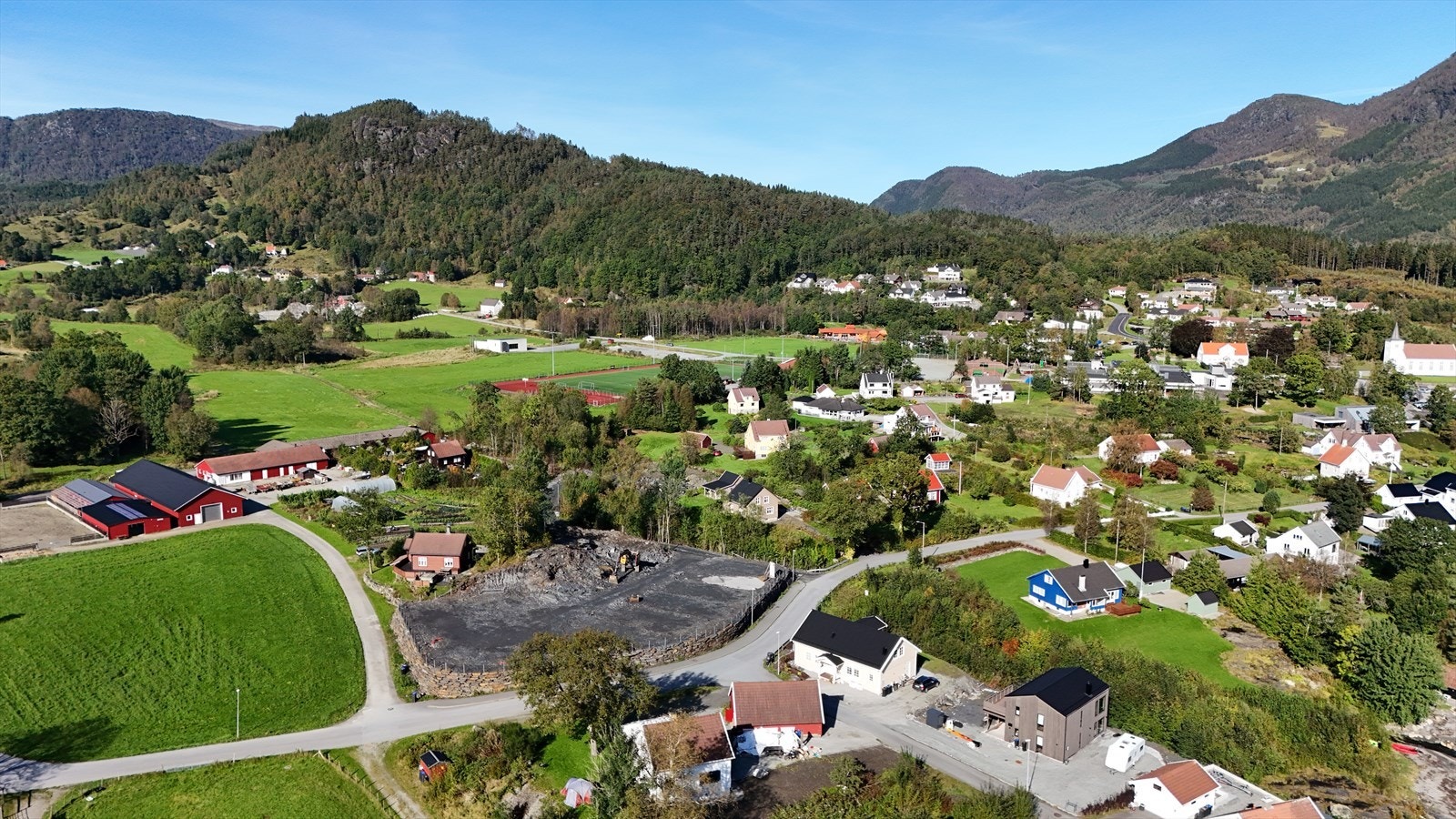Det er kort gangavstand til nærbutikk (Joker), samt til den populære turistattraksjonen Himakånå. I tillegg finner du barnehage, barne- og ungdomsskole, post og øvrige servicetilbud i nærområdet. Galleribilde