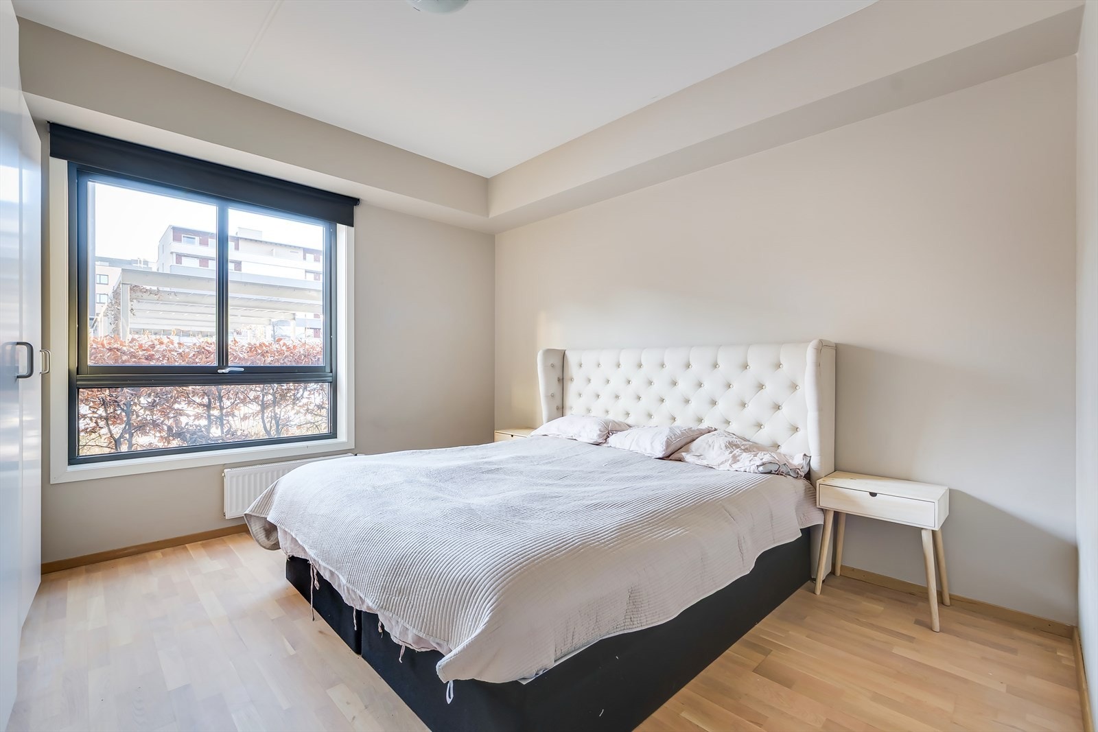 Hovedsoverommet er romslig, med god plass til dobbeltseng og nattbord. Galleribilde