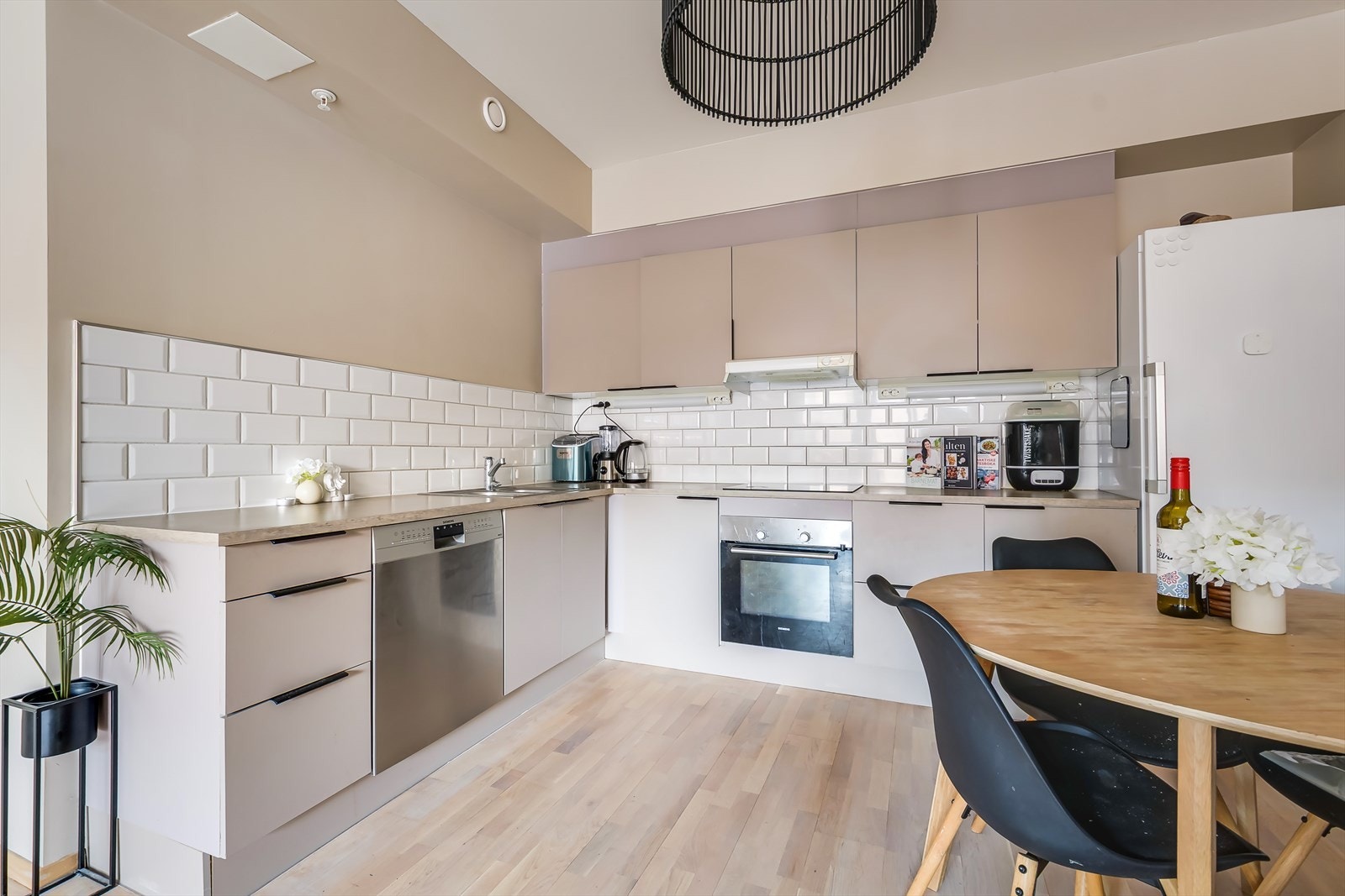 Det delikate kjøkkenet har beige, glattmalte fronter fra HTH. Galleribilde