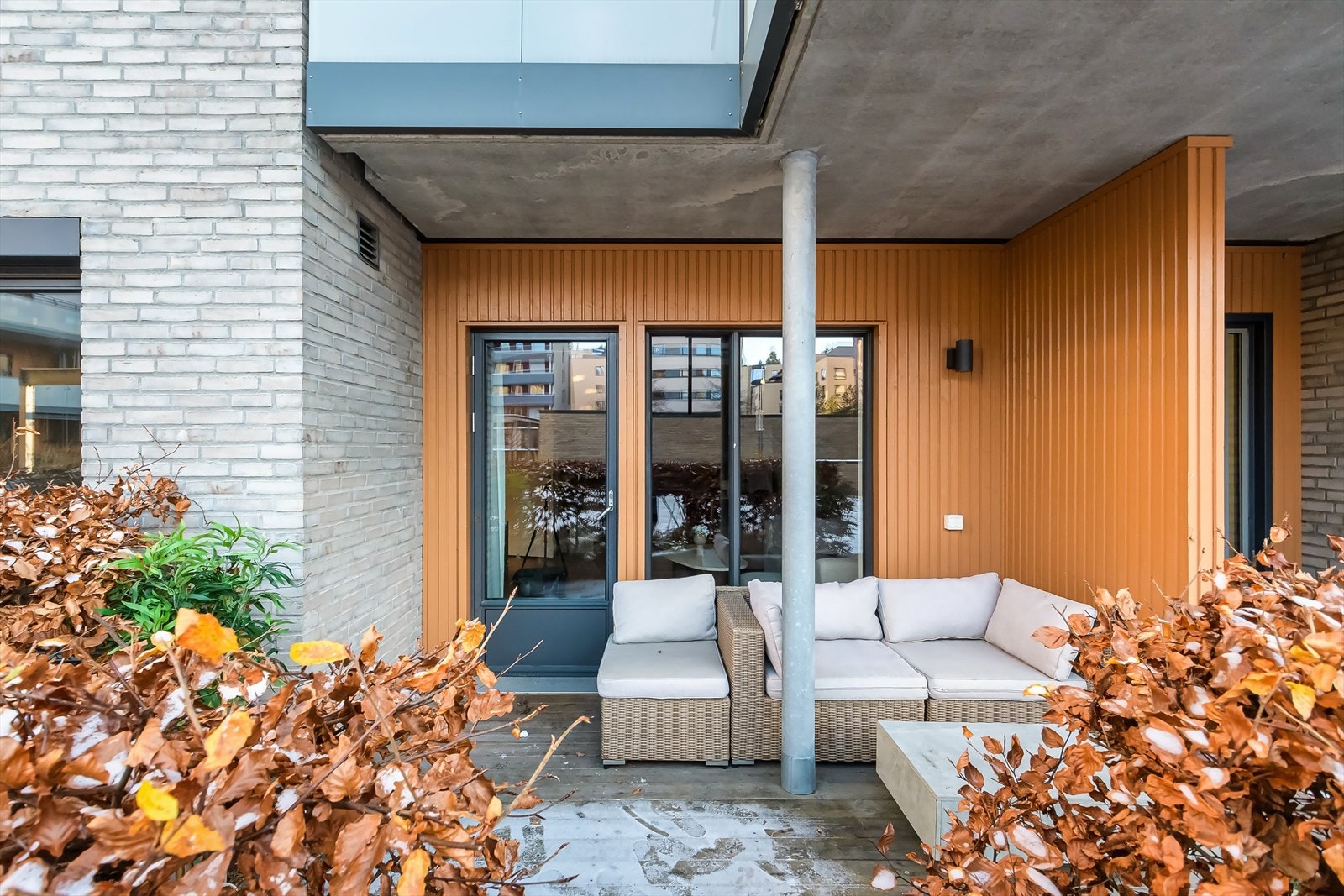 Det er plantet hekk rundt terrassen som gjør den skjermet for innsyn. Galleribilde