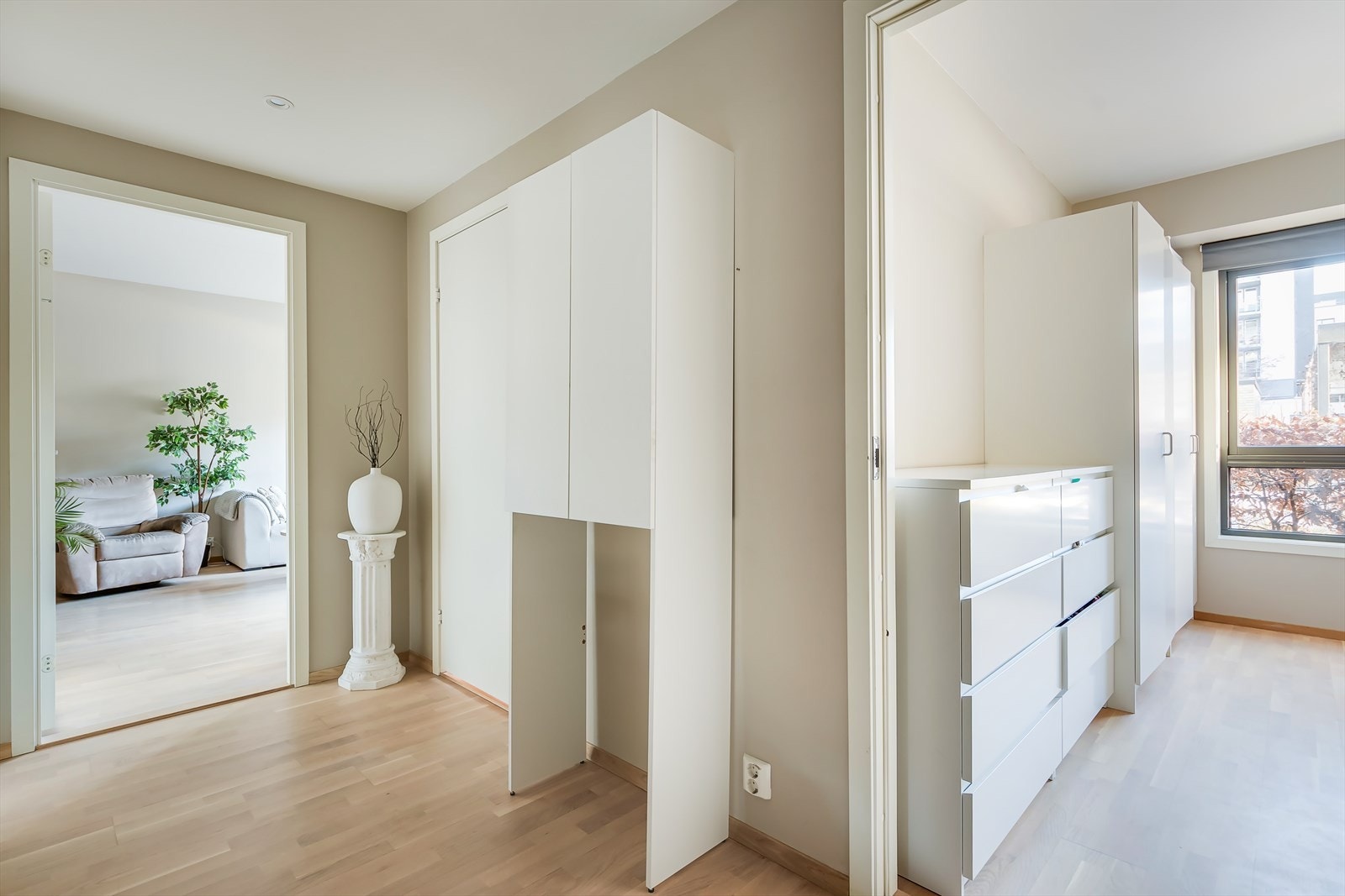 En hyggelig gang fører deg mellom rommene. Galleribilde