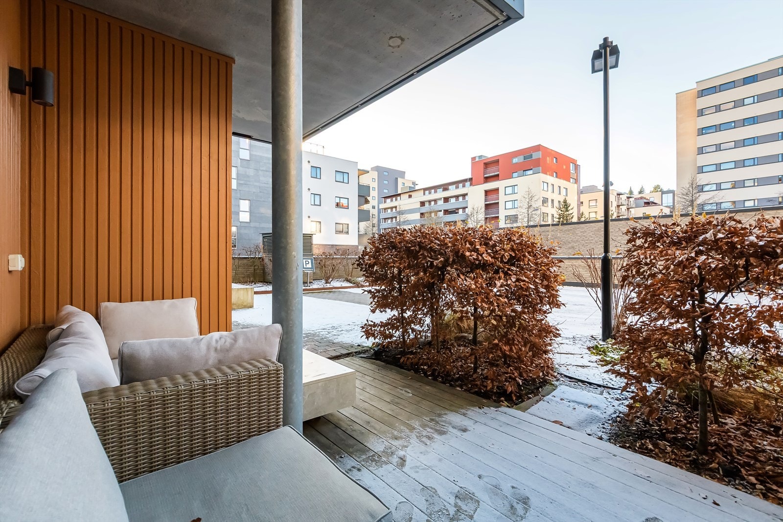 Fra stue har du adkomst til en flott vestvendt markterrasse på ca. 9,6 kvm. Galleribilde