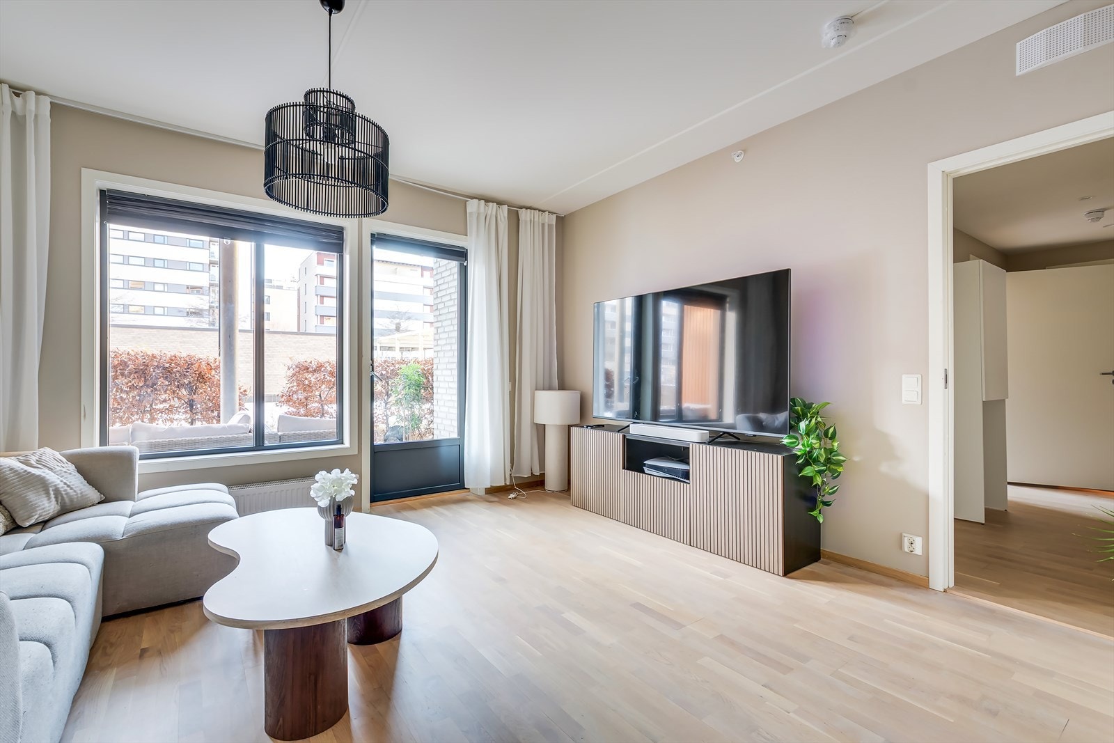 Sofa og tv finner sin naturlige plass i hjørnet av stuen. Galleribilde