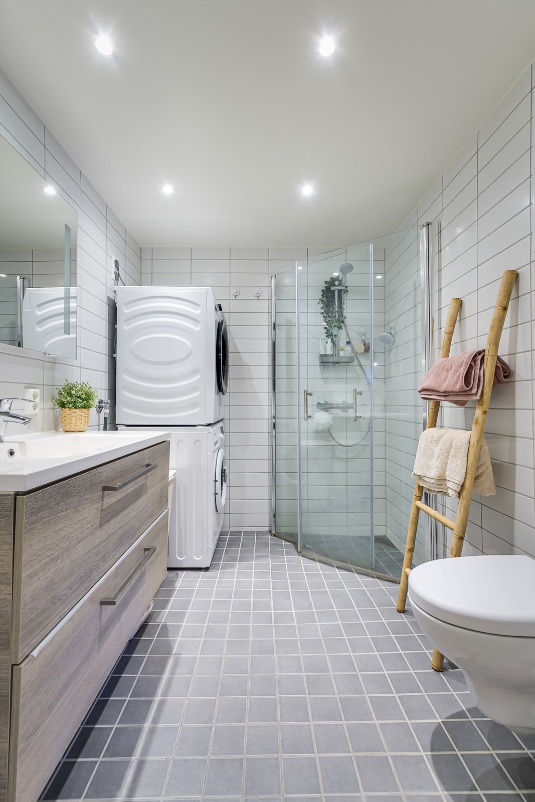 Det er opplegg og plass til vaskesøyle i hjørnet. Galleribilde