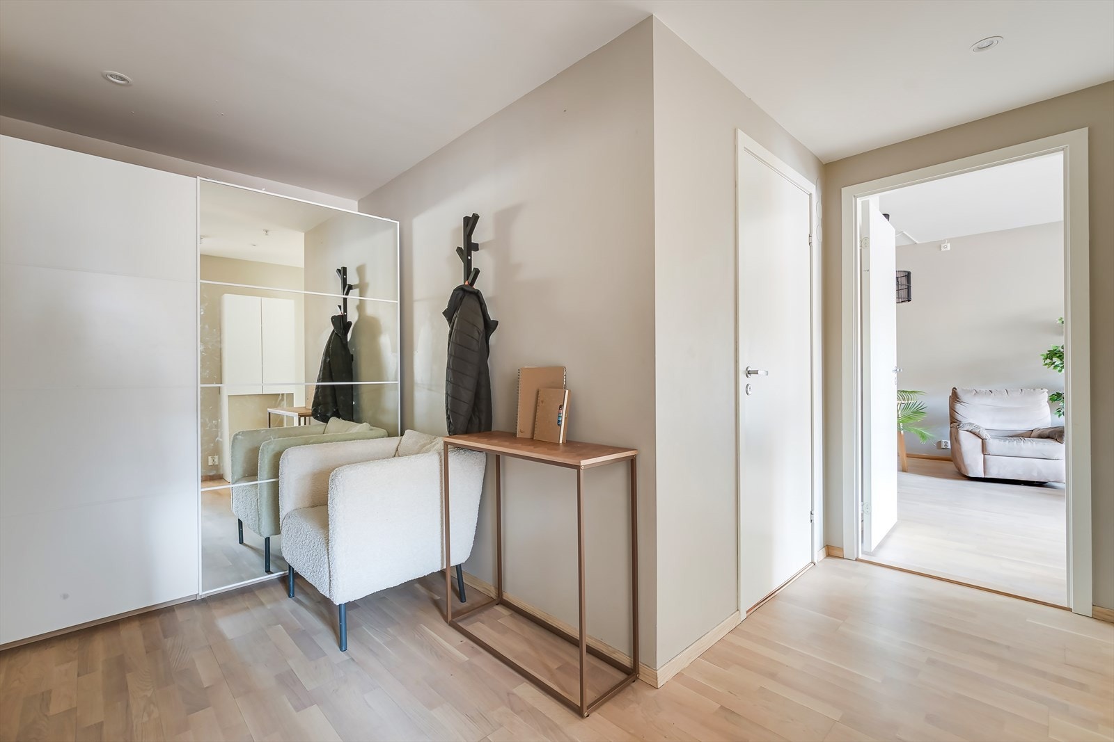 Entreen er lys og luftig, og gir god plass til oppbevaring av yttertøyet. Galleribilde