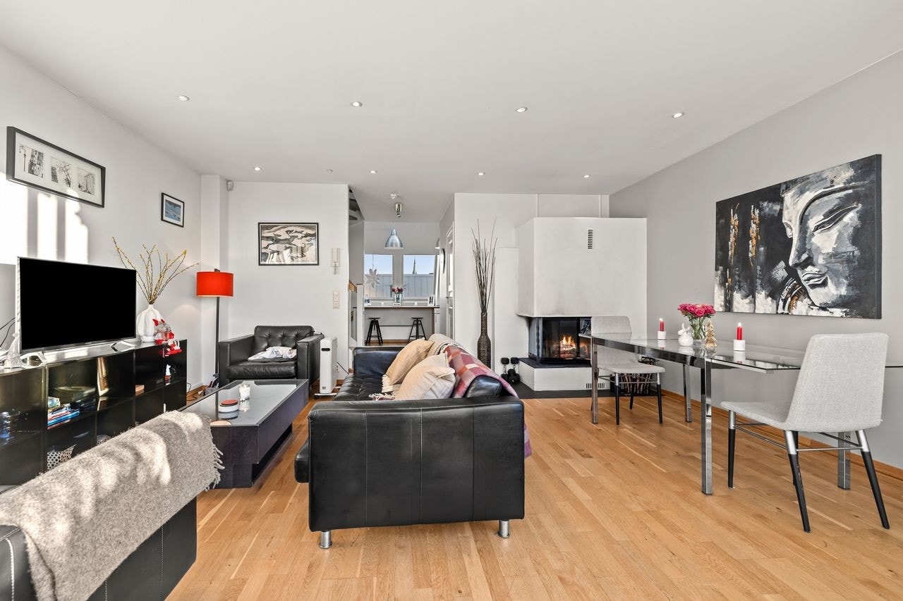 Stue med peis og utgang til takterrasse. 6 etg Galleribilde