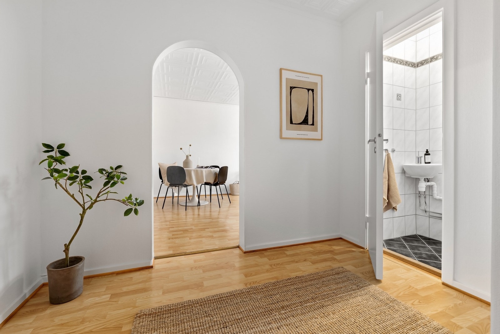 Lys og romslig entré/gang med god plass til garderobeløsninger og oppbevaring Galleribilde