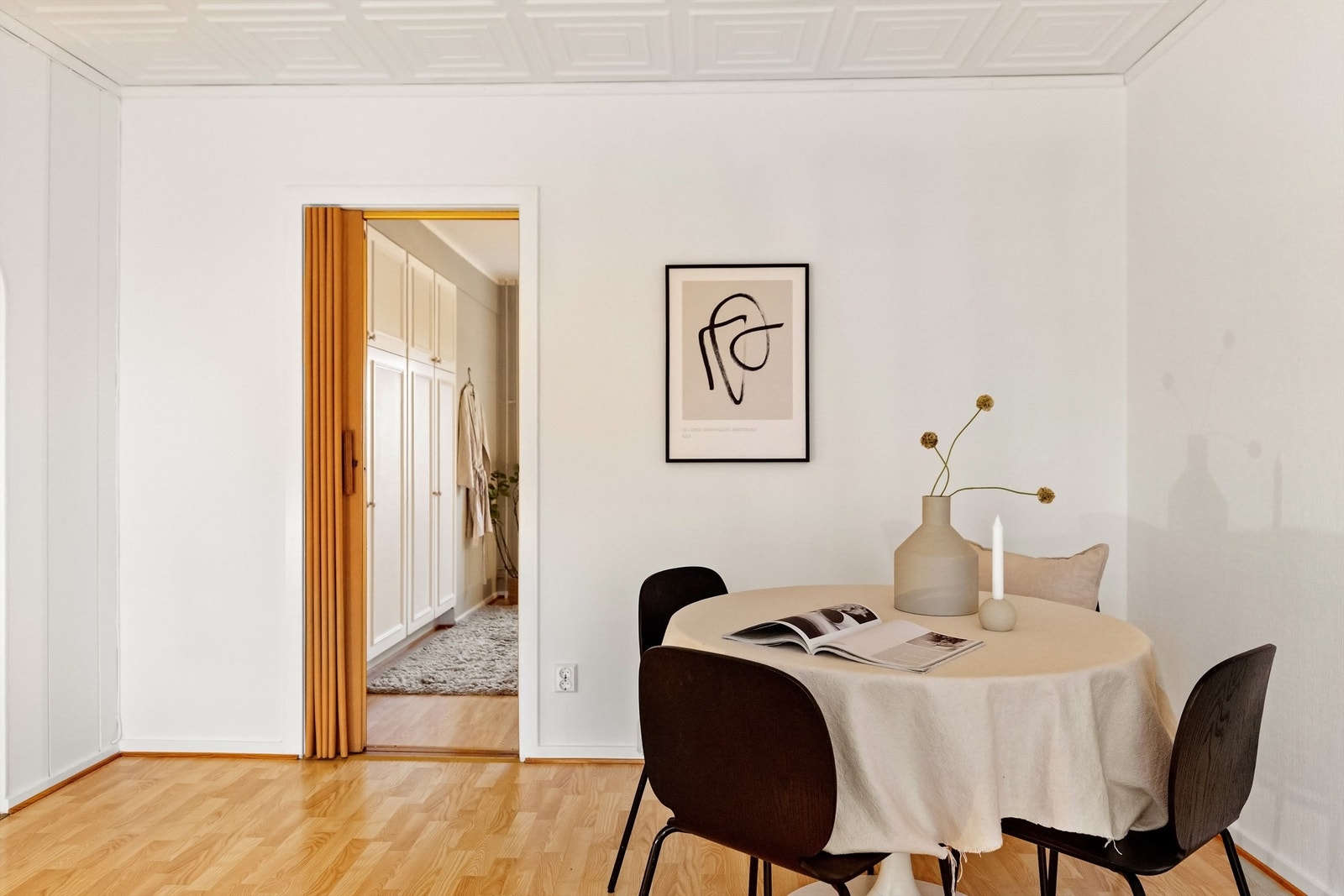 Varmtvann og fyring inngår i felleskostnadene, og leiligheten er tilknyttet felles varmtvann og vannbåren varme via radiatorer Galleribilde