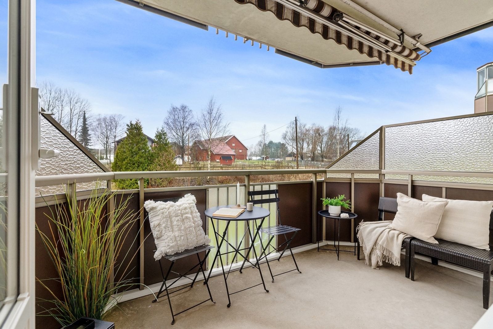 Fra stuen er det utgang til sydvestvendt balkong som skaper en herlig forlengelse av stuen på sommerhalvåret Galleribilde