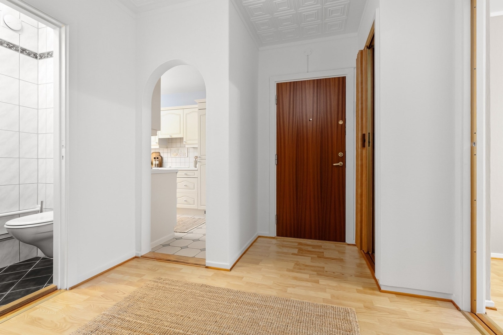 Boligen disponerer både loftsbod, kjellerbod og egen garasjeplass i garasjerekke Galleribilde