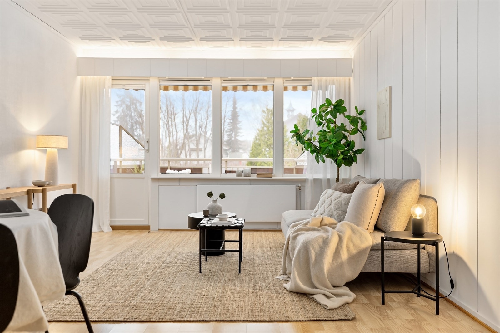 Romslig 3-roms andelsleilighet beliggende i byggets 2. etasje med sydvestvendt balkong og utsikt mot grønne og rolige omgivelser Galleribilde