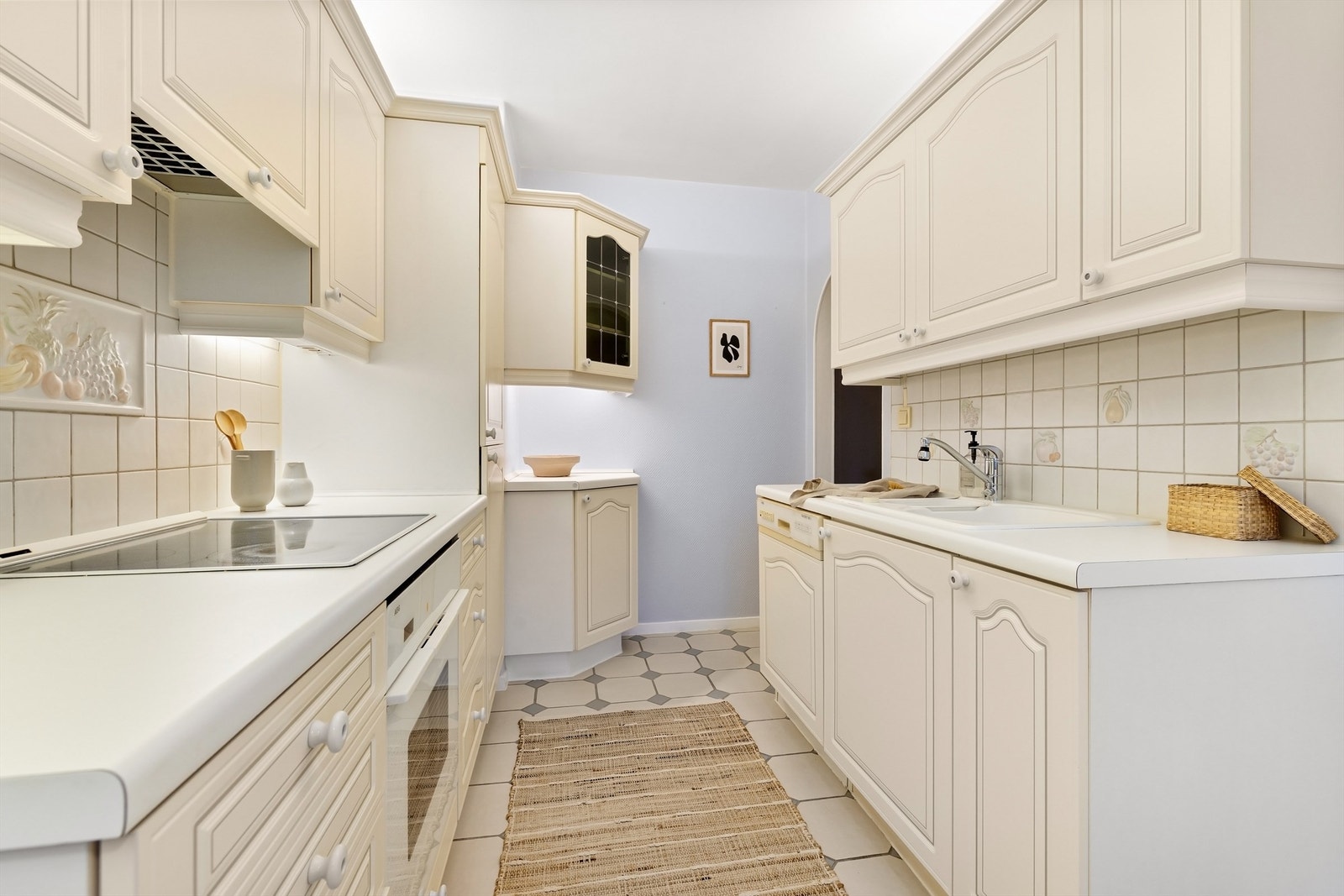 Kjøkkenet er utstyrt med integrert kjøleskap med frysedel, komfyr, platetopp, oppvaskmaskin samt kjøkkenventilator med kullfilter Galleribilde