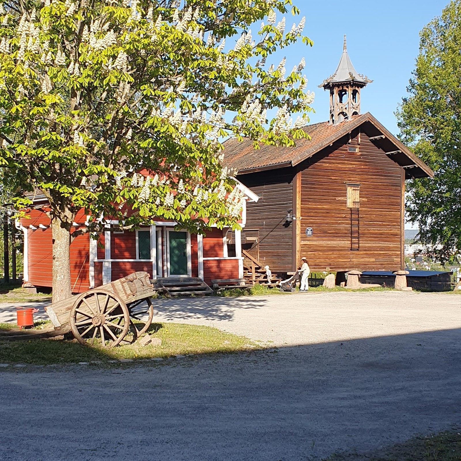 Nordtvet gård er nærmeste nabo - et gårdsmiljøsenter på Kalbakken med staller og smådyr. Åpent for publikum hele året! Her kan man også leie selskapslokale Galleribilde