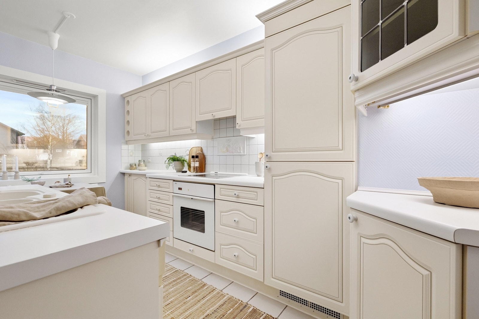 Kjøkken med delvis åpen løsning mot entré Galleribilde