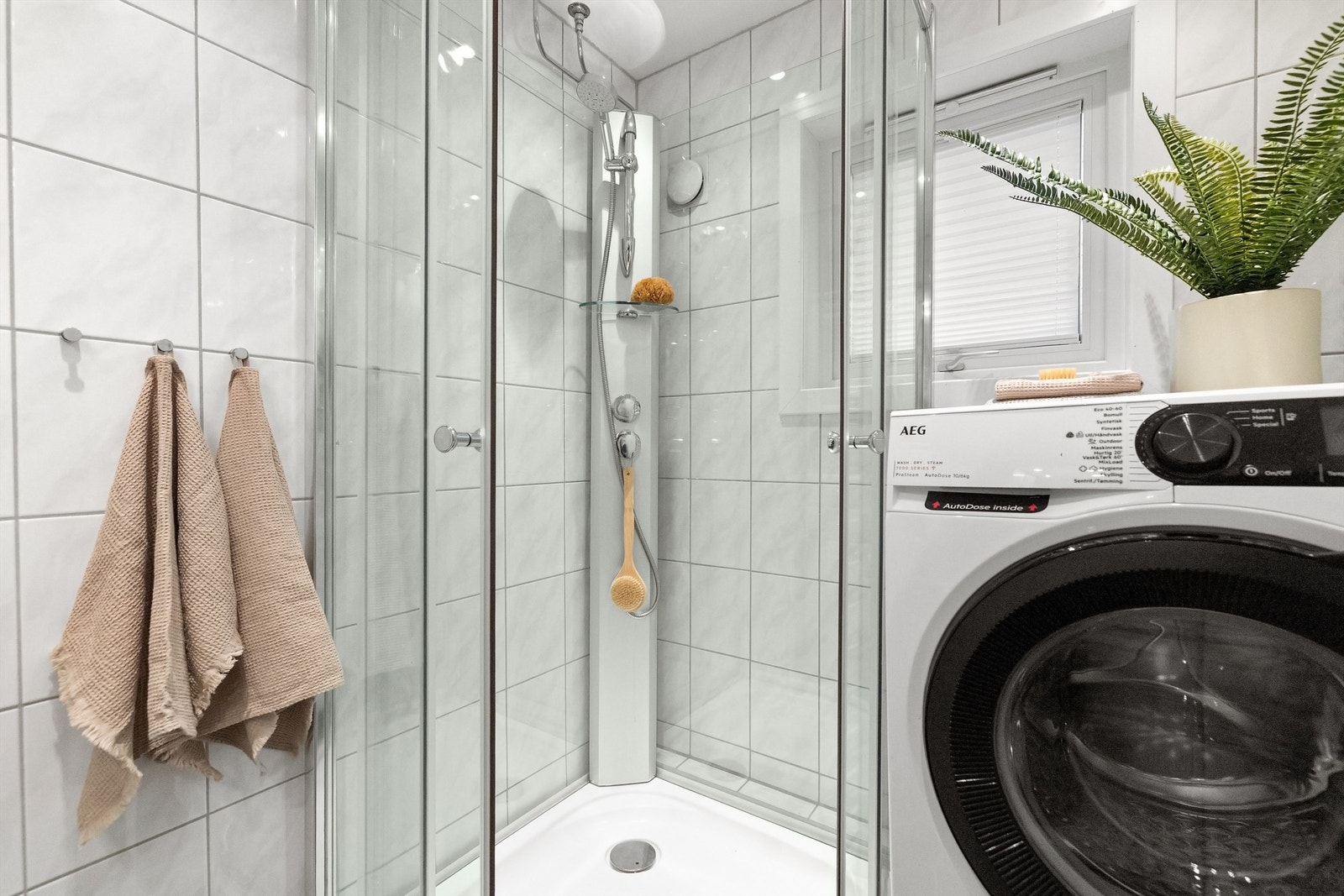 Dusjkabinett med to-greps armatur, samt opplegg for vaskemaskin Galleribilde