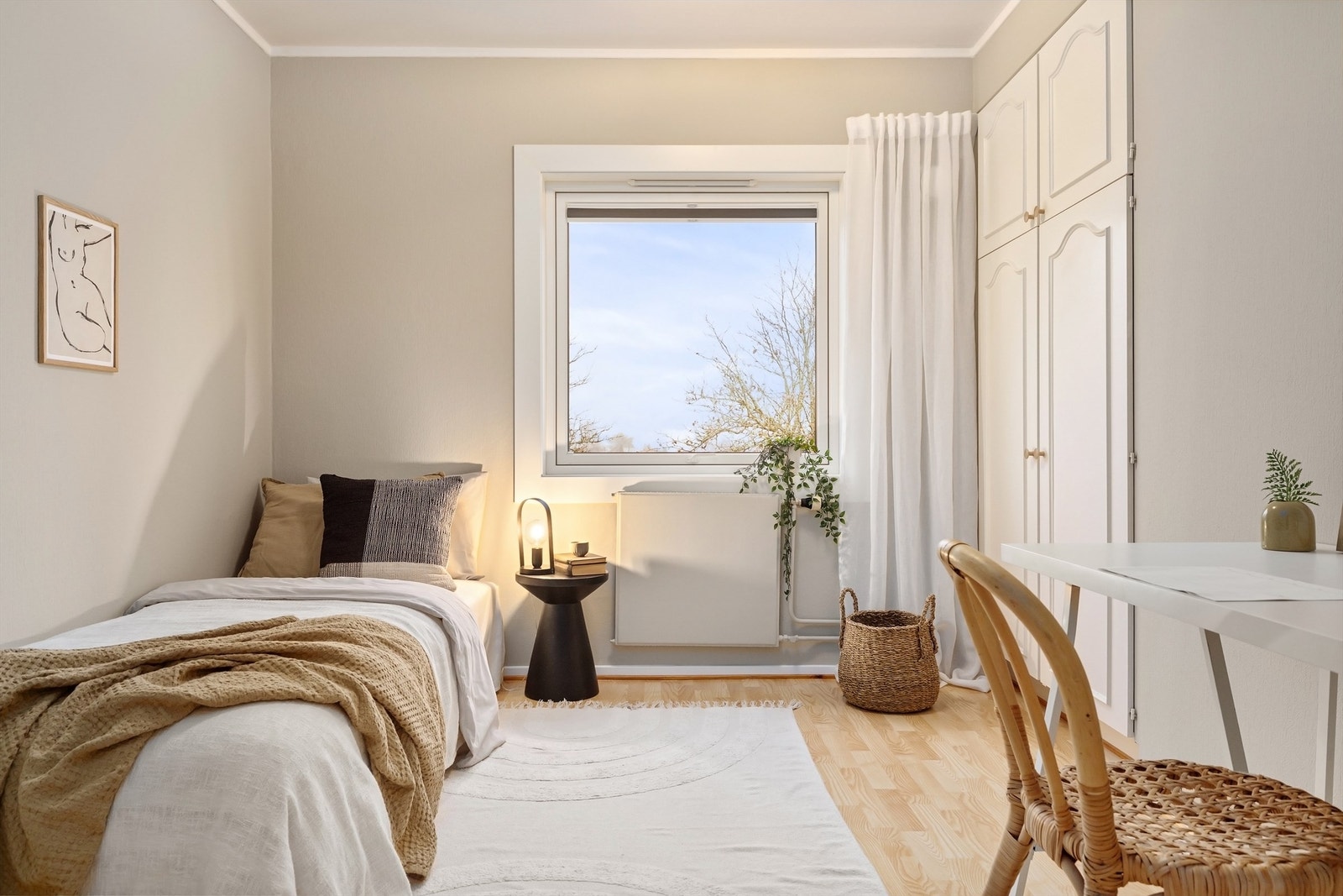 Soverommet har og plassbygd garderobeskap Galleribilde