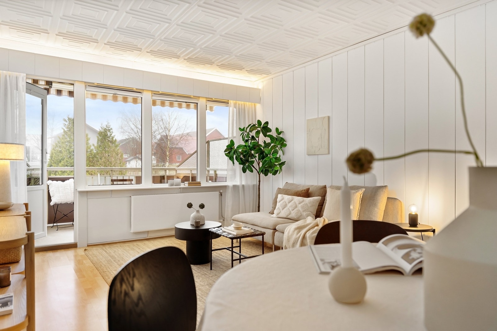 Store vindusflater gir rikelig med naturlig lys Galleribilde