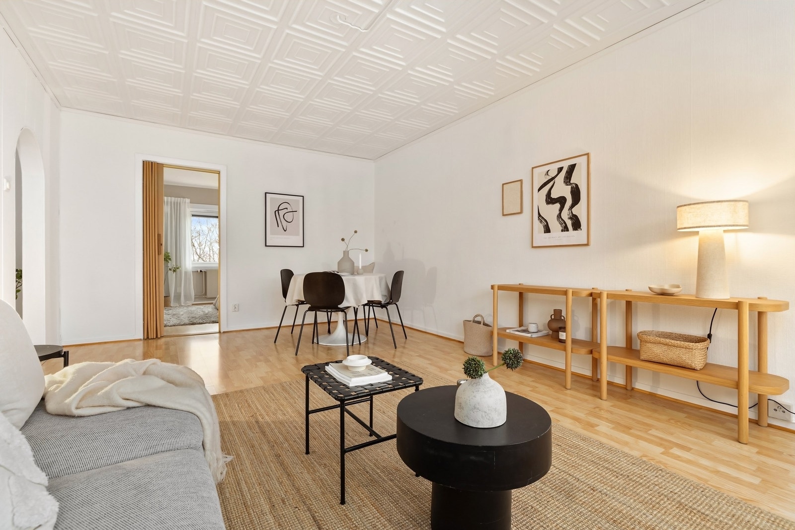 Gulvet er belagt med laminat, og vegg- og himlingsflater er malte Galleribilde