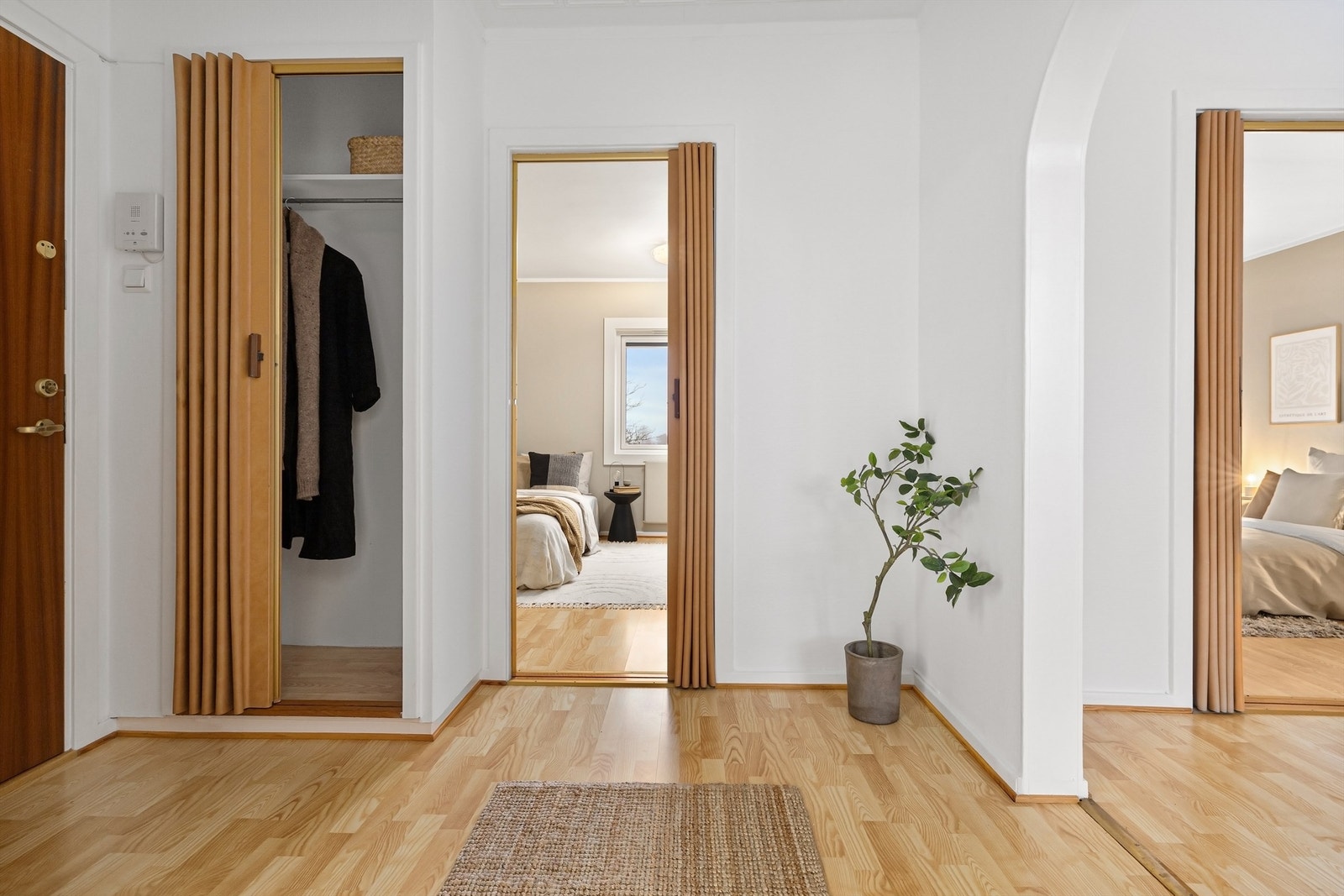 Leiligheten har en praktisk planløsning med adkomst til flere rom fra gangen Galleribilde