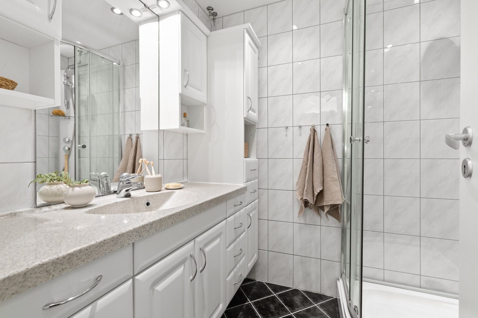 Flislagt baderom rehabilitert i regi av borettslaget i 2009 med elektrisk gulvvarme og downlights Galleribilde