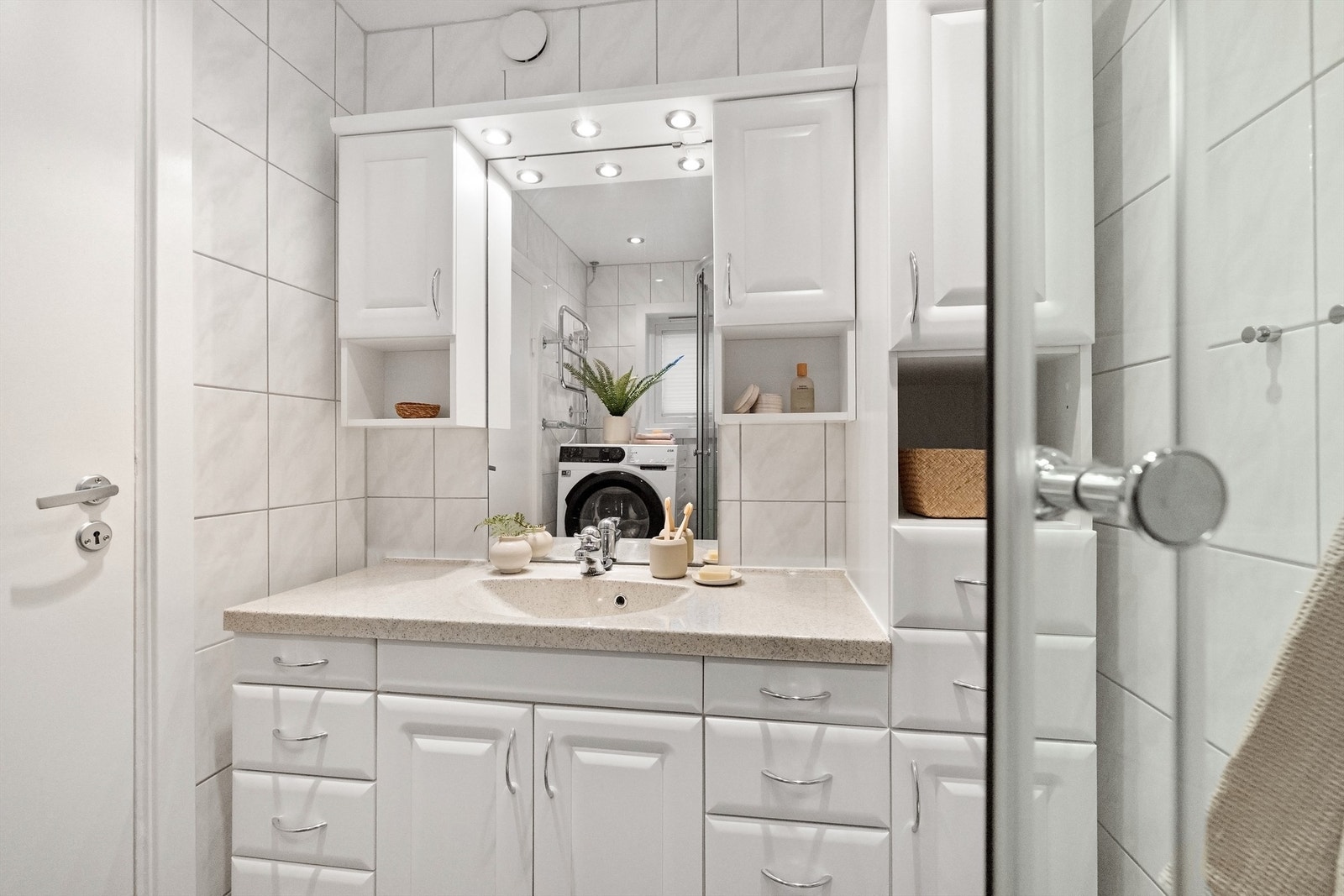 Vegghengt servantskap med ett-greps armatur og speilskap med belysning Galleribilde