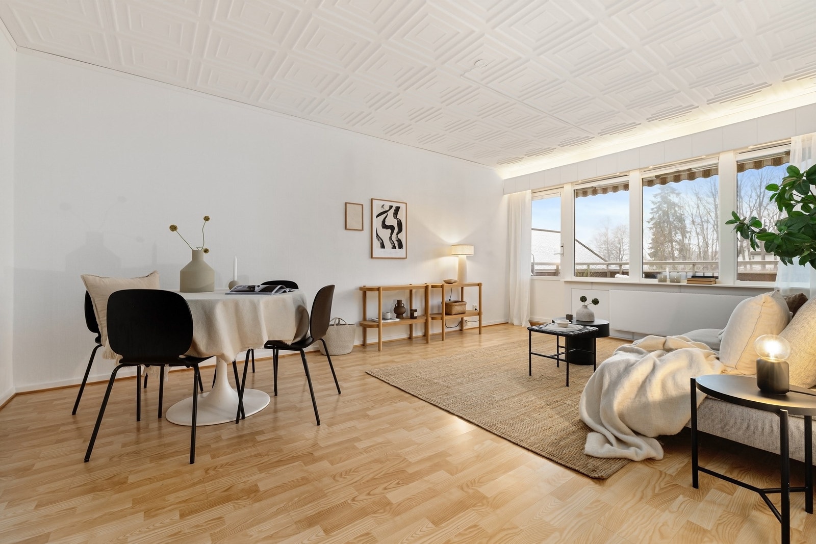 Lys og romslig stue med god plass til både sittegruppe og spisebord Galleribilde