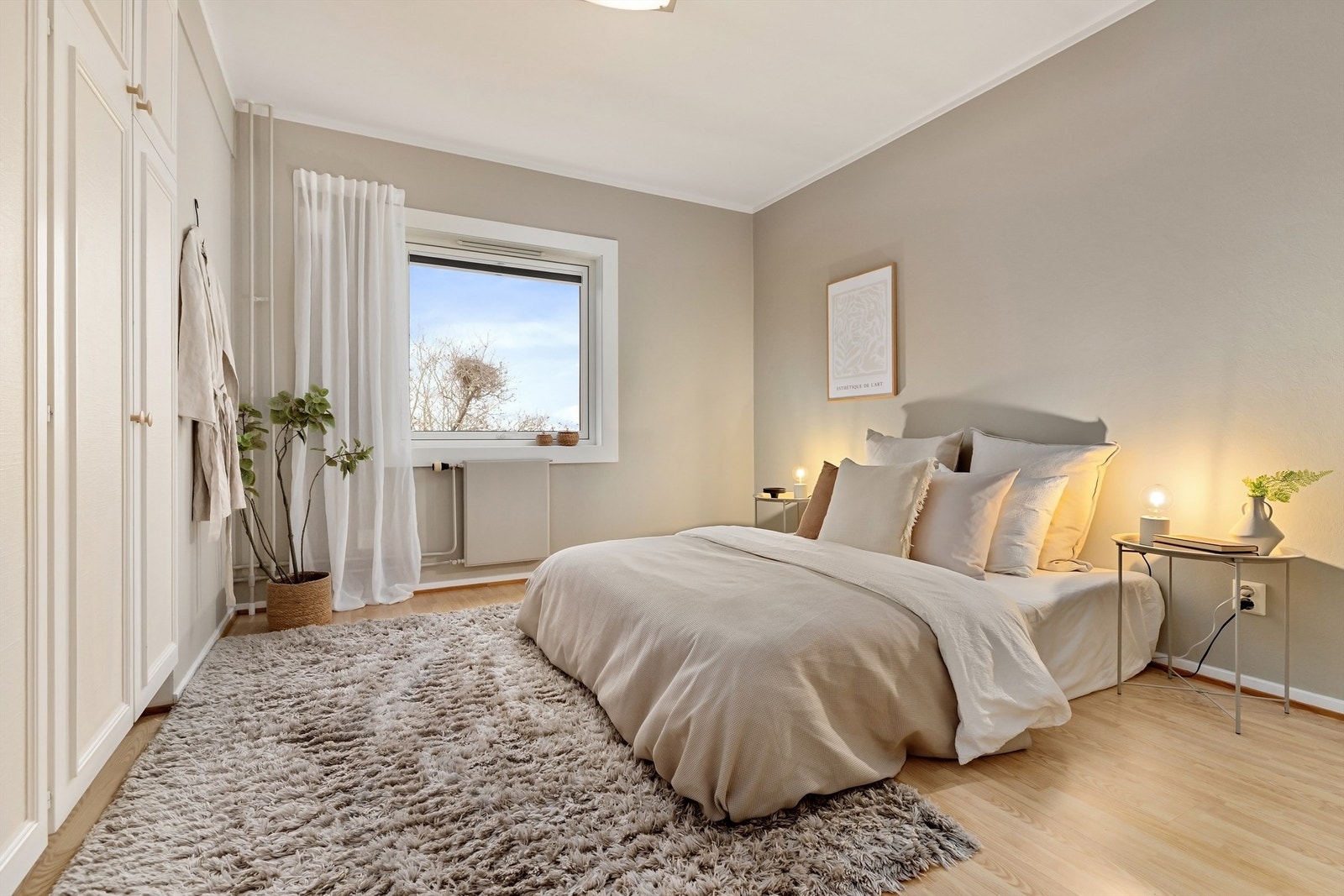 Hovedsoverom av god størrelse med plass til dobbeltseng og tilhørende nattbord Galleribilde