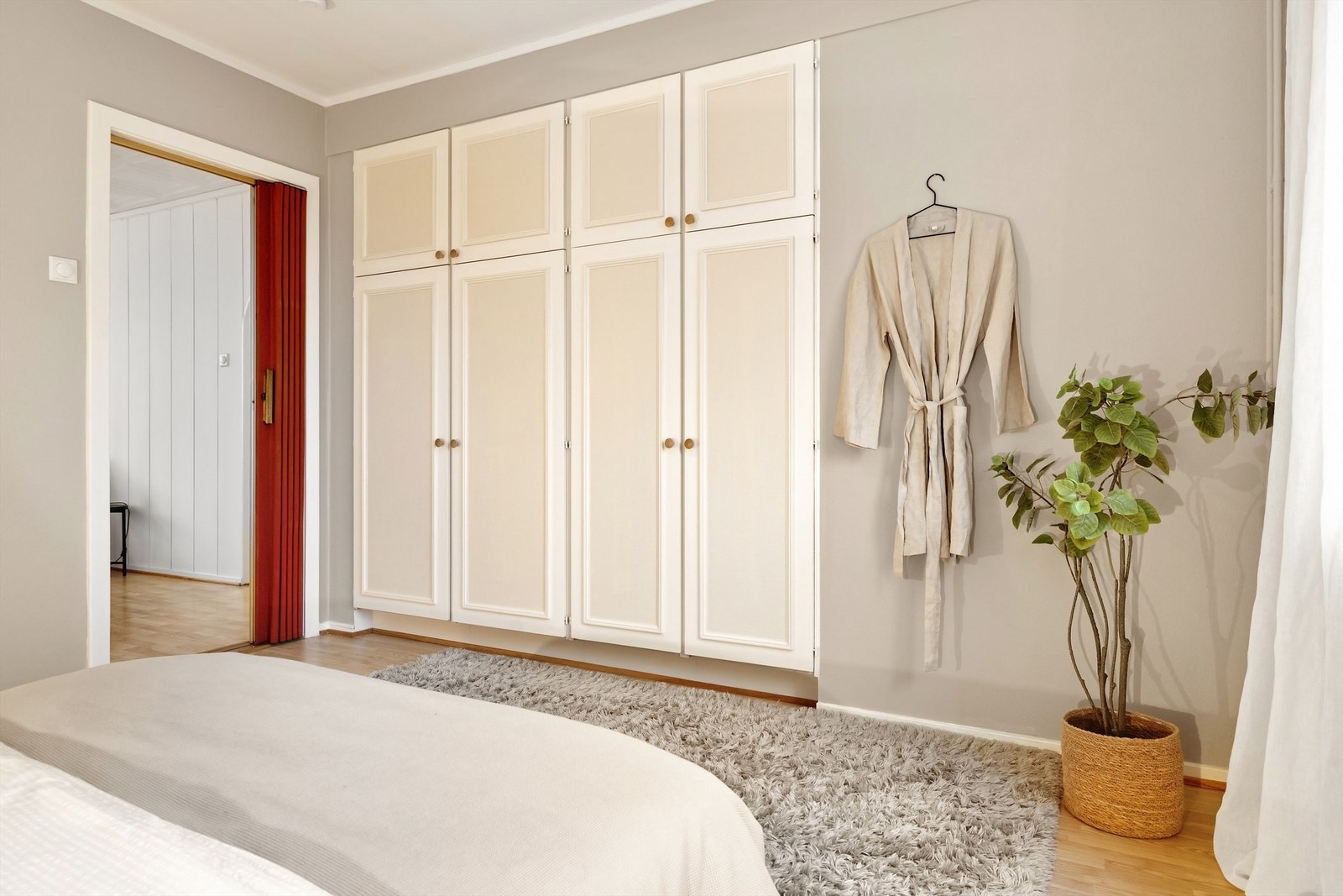 God med oppbevaringsmuligheter i plassbygd garderobeskap Galleribilde