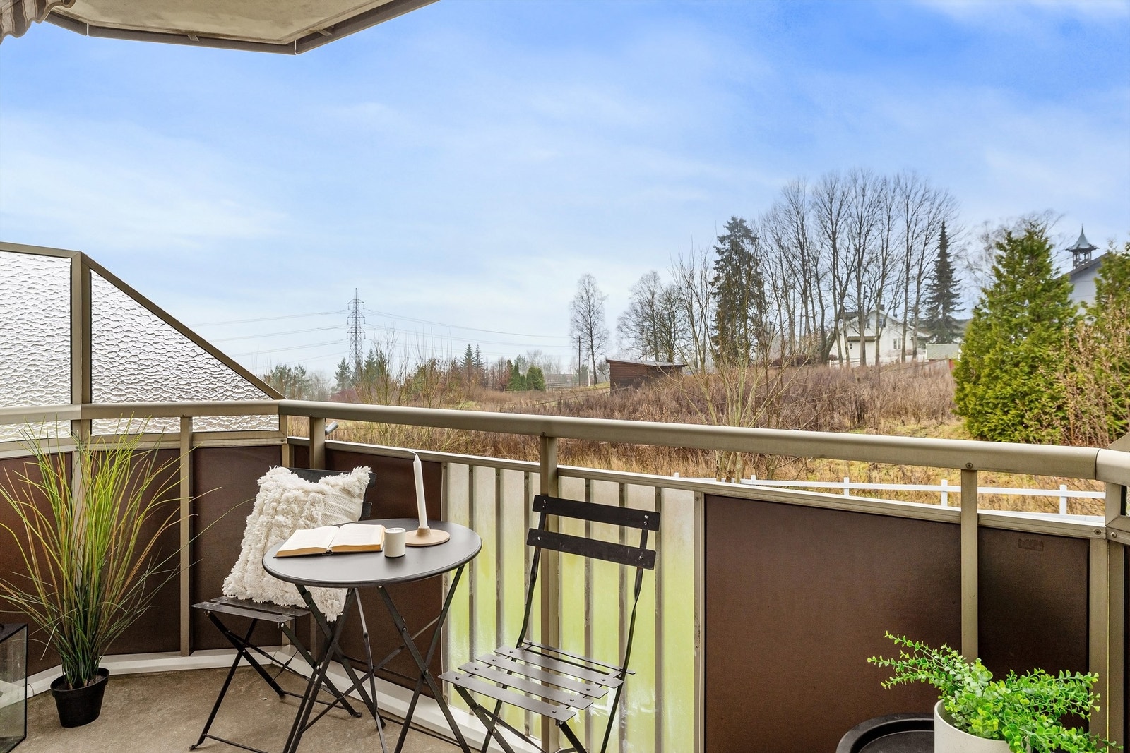 Balkongen har betongkonstruksjon med rekkverk i stål, glass og fasadeplater Galleribilde