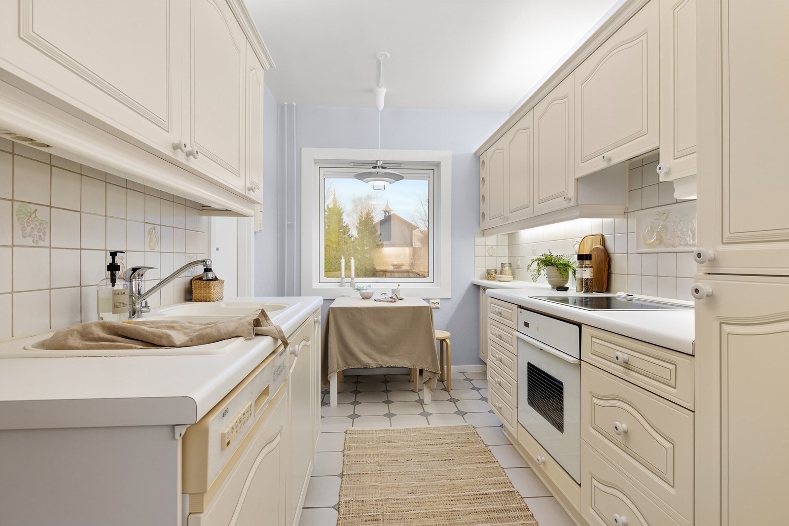 Innredning med profilerte fronter, benkeplate i laminat og dobbel oppvaskkum med ett-greps armatur Galleribilde