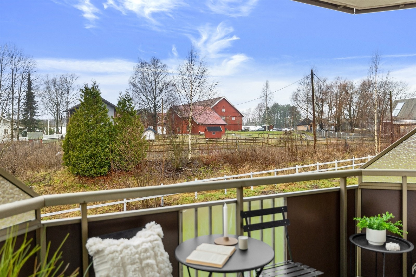 Gode solforhold og utsikt mot rolige og grønne omgivelser Galleribilde