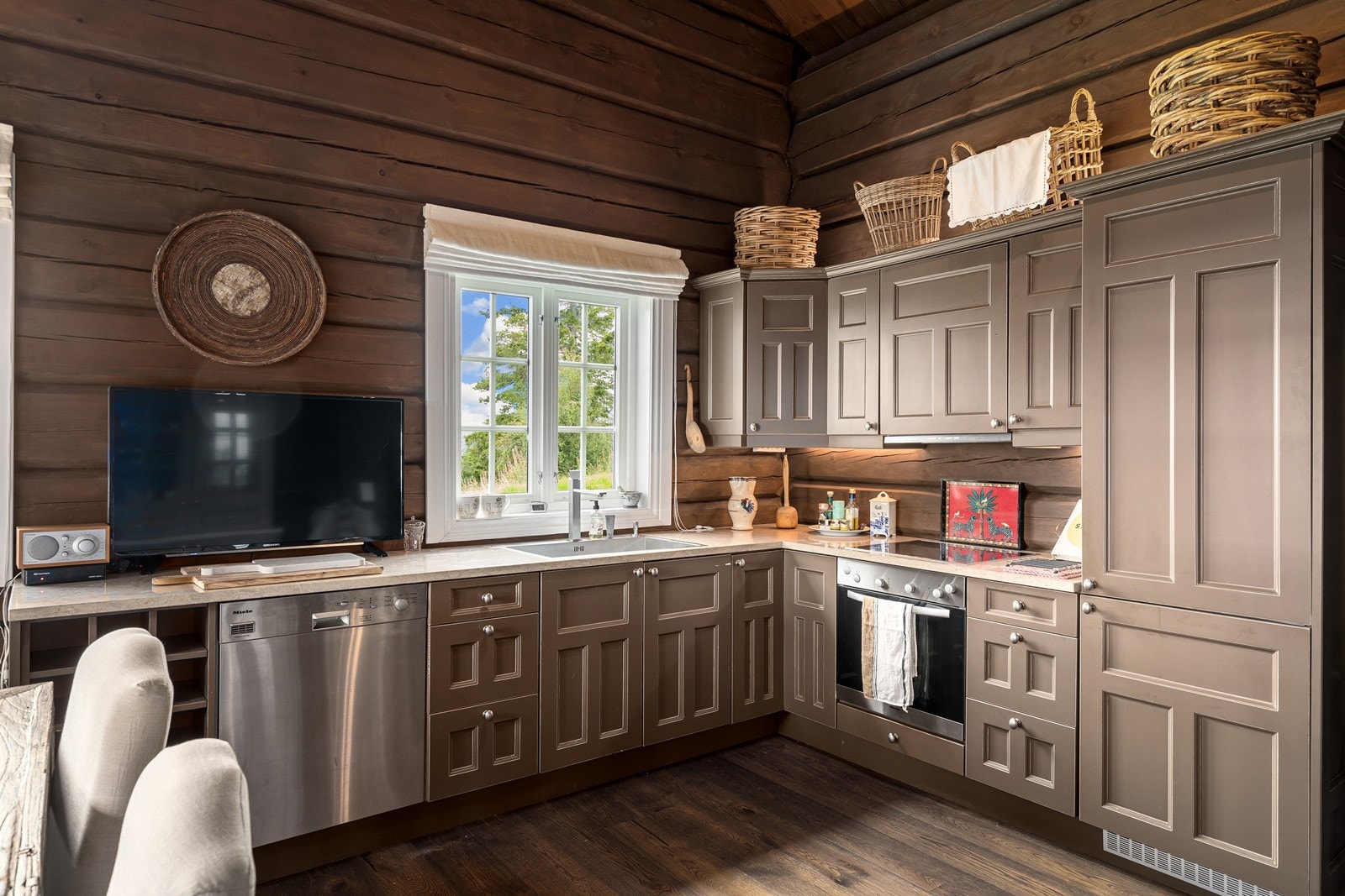 Kjøkkenet er levert av Jh Interiør i Drammen med benkeplate i stein fra Sigvartsen Steinindustri. Galleribilde