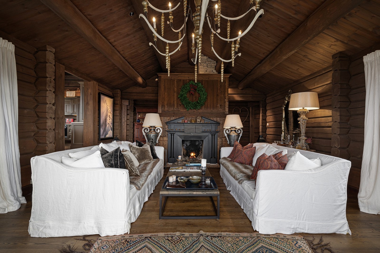 Stuen har en intim løsning, hvor det likevel er god romfølelse på grunn av takhøyden som er opp mot 4,2 m og nivåforskjellen skaper naturlige soner. Galleribilde