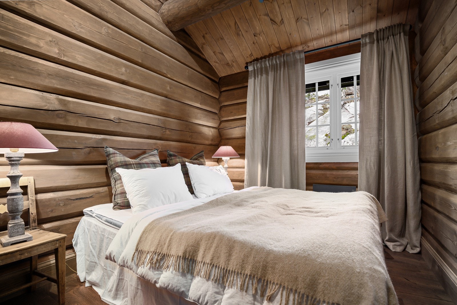 Det er to romslige soverom med god plass til dobbeltseng. Galleribilde