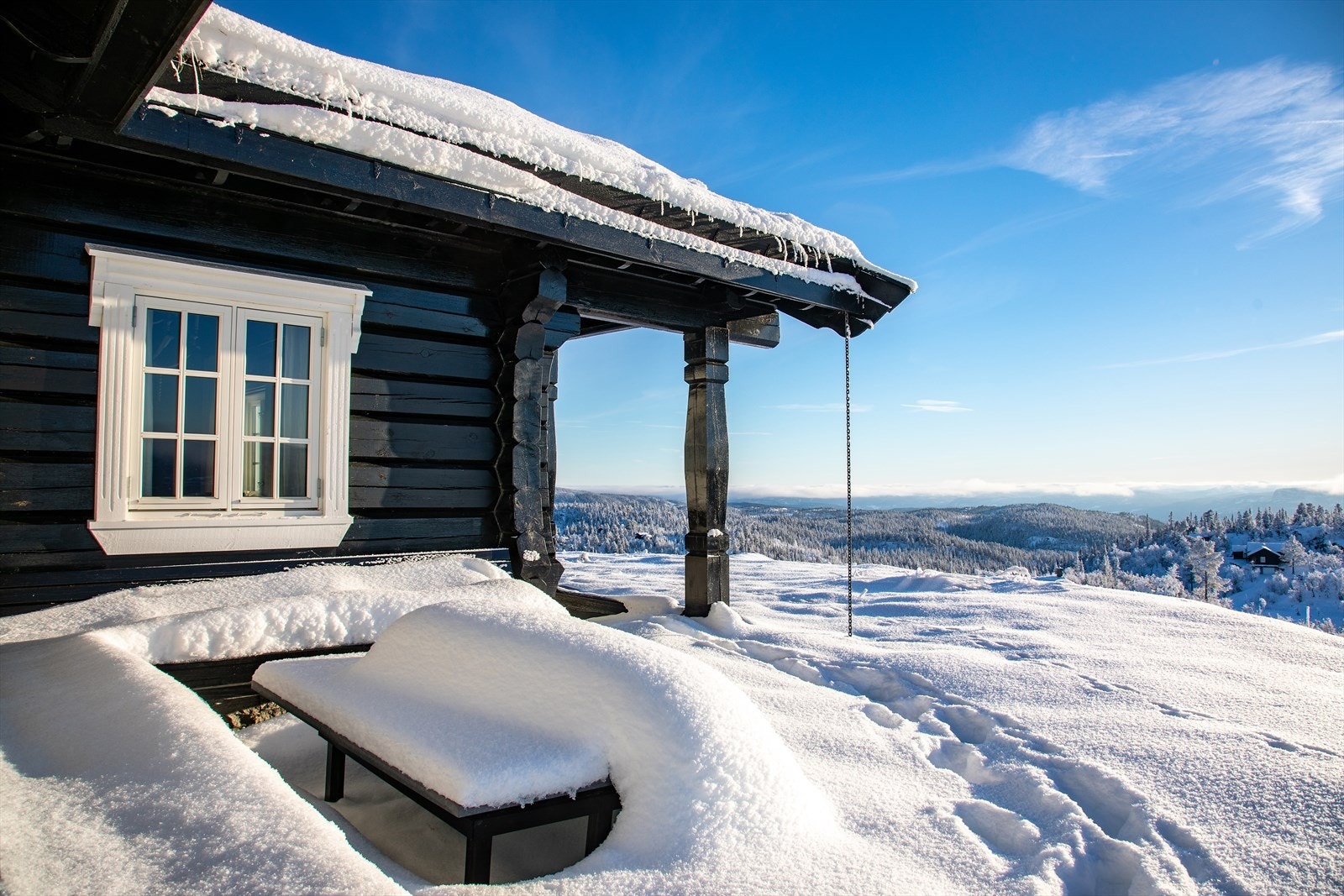 Fra hytten er det åpent landskap over fjell så langt øyet kan se. Galleribilde