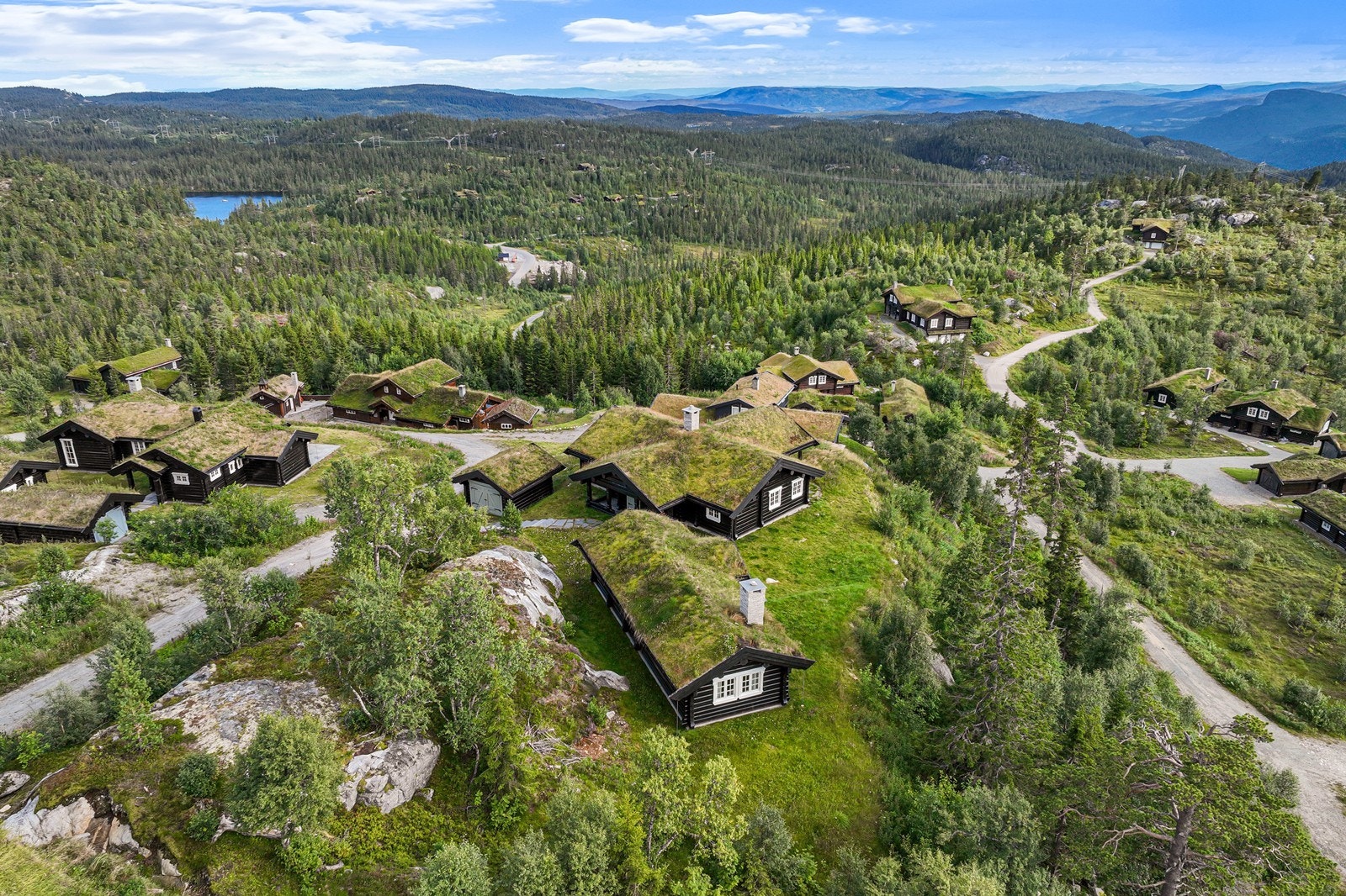 Hytten ligger fremskutt på et høydedrag. Galleribilde