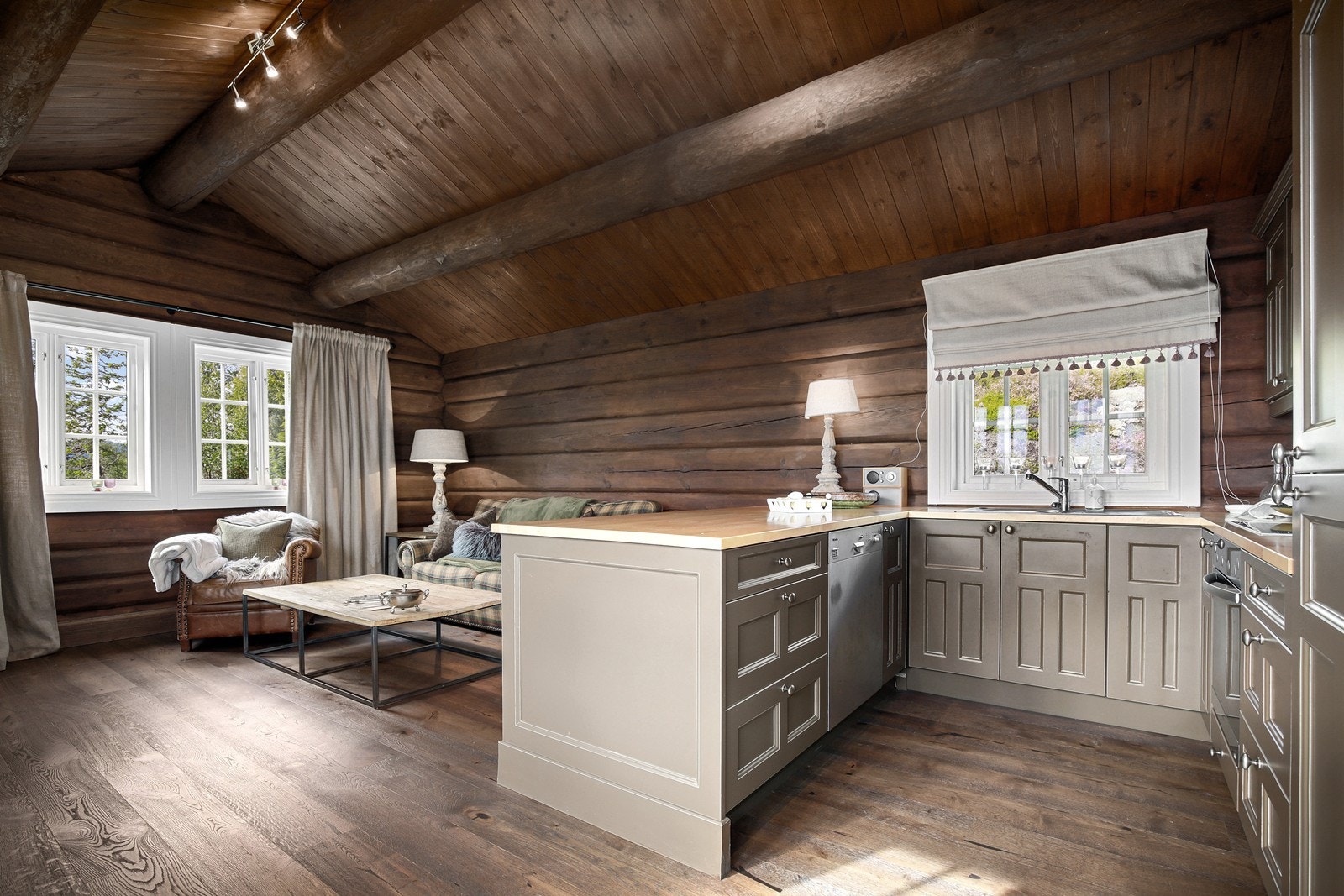 Kjøkkenet er i åpen løsning med stuen. Galleribilde