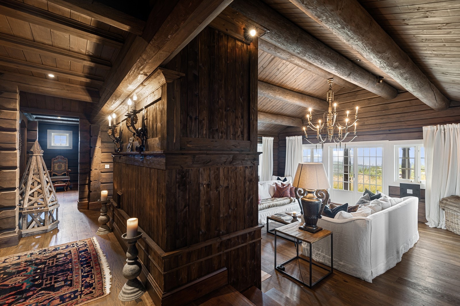 Ildstedet fungerer som en skillevegg mellom inngangspartiet og stuen. Galleribilde