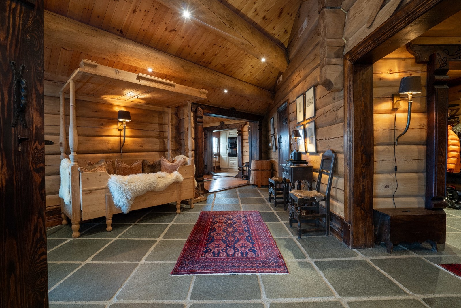 Hytta har en meget tiltalende hall med store, flotte skiferfliser på gulv, massive tømmervegger og solid listverk. Galleribilde