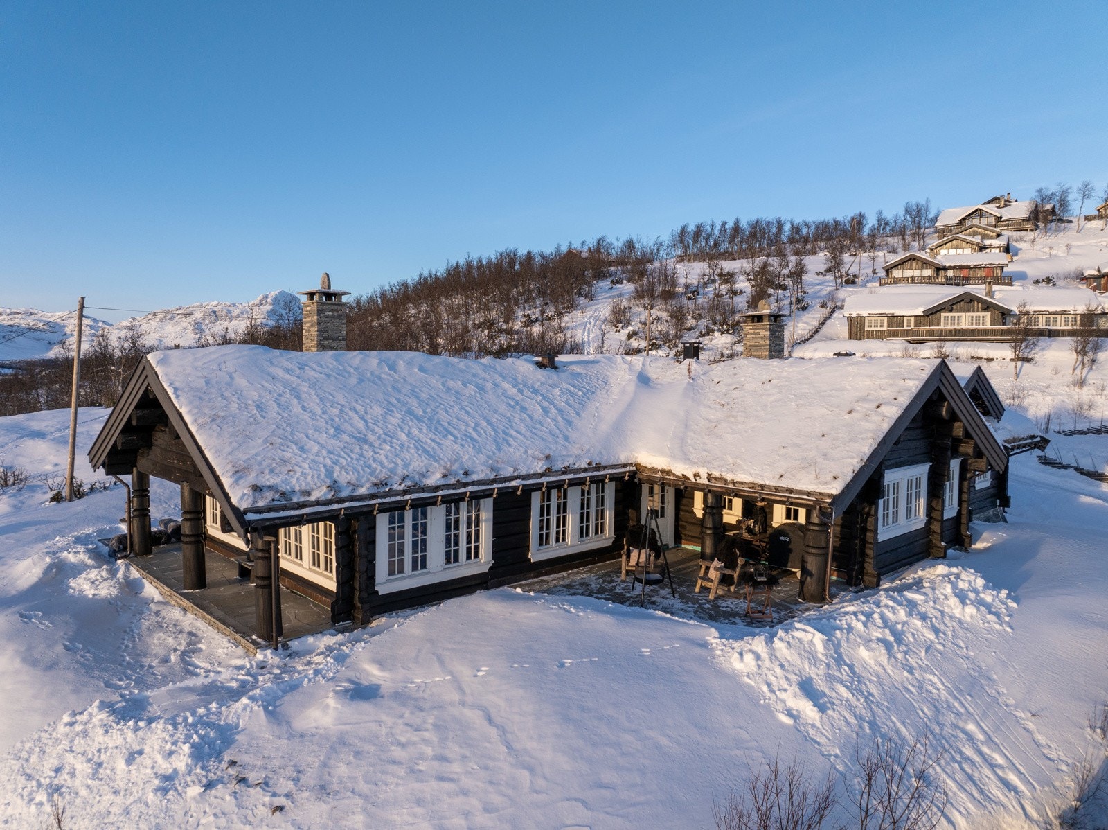 Eiendommen har en meget attraktiv beliggenhet innerst i en blindvei, med nesten umiddelbar nærhet til oppkjørte skiløyper og gangavstand til sentrum. Galleribilde